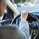 Cómo se debe agarrar el volante al manejar y cuál es la forma que puede generar accidentes
